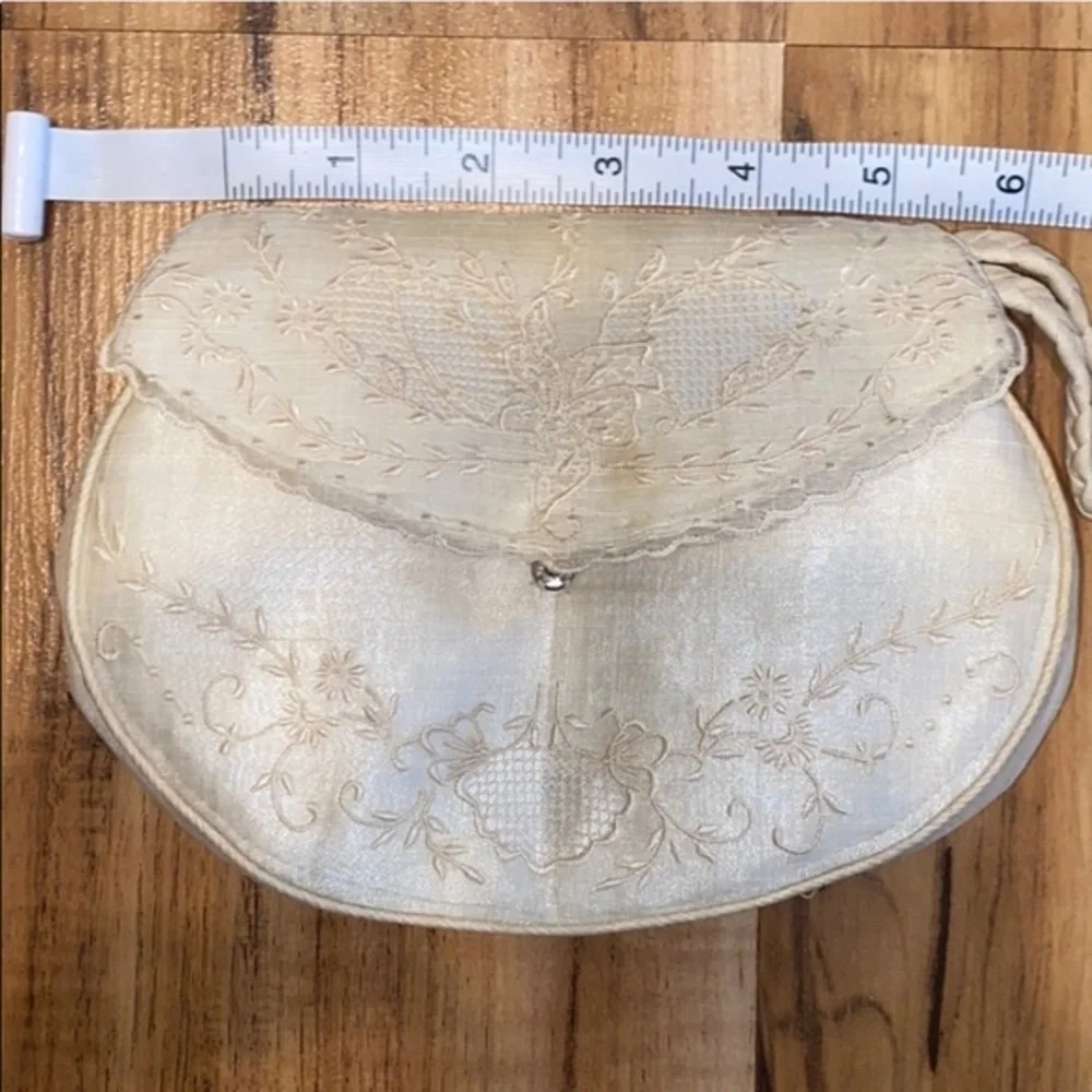 Vintage off white wristlet clutch. Snap closure, floral design